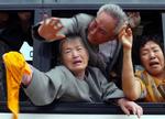 BESØG. Sydkoreanere vinker farvel til deres nordkoreanske familiemedlemmer efter et genforeningsbesøg i 2004. De to koreaer er blevet enige om at åbne for en ny runde familiebesøg. Arkivfoto. 