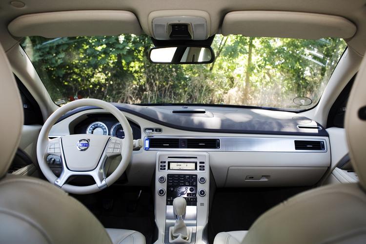 Volvo City Safety  er et system, der hjælper føreren til at undgå sammenstød ved hastigheder under 30 km/t. En sensor overvåger et område på 10 meter foran bilen. Hvis der er ved at ske et sammenstød, og føreren ikke af sig selv bremser ned, vil bilen være i stand til at bremse af sig selv. Sikkerhedssystemet vurderes at kunne afværge eller mindske halvdelen af alle bagendesammenstød og 20 procent af alle bilsammenstød. 