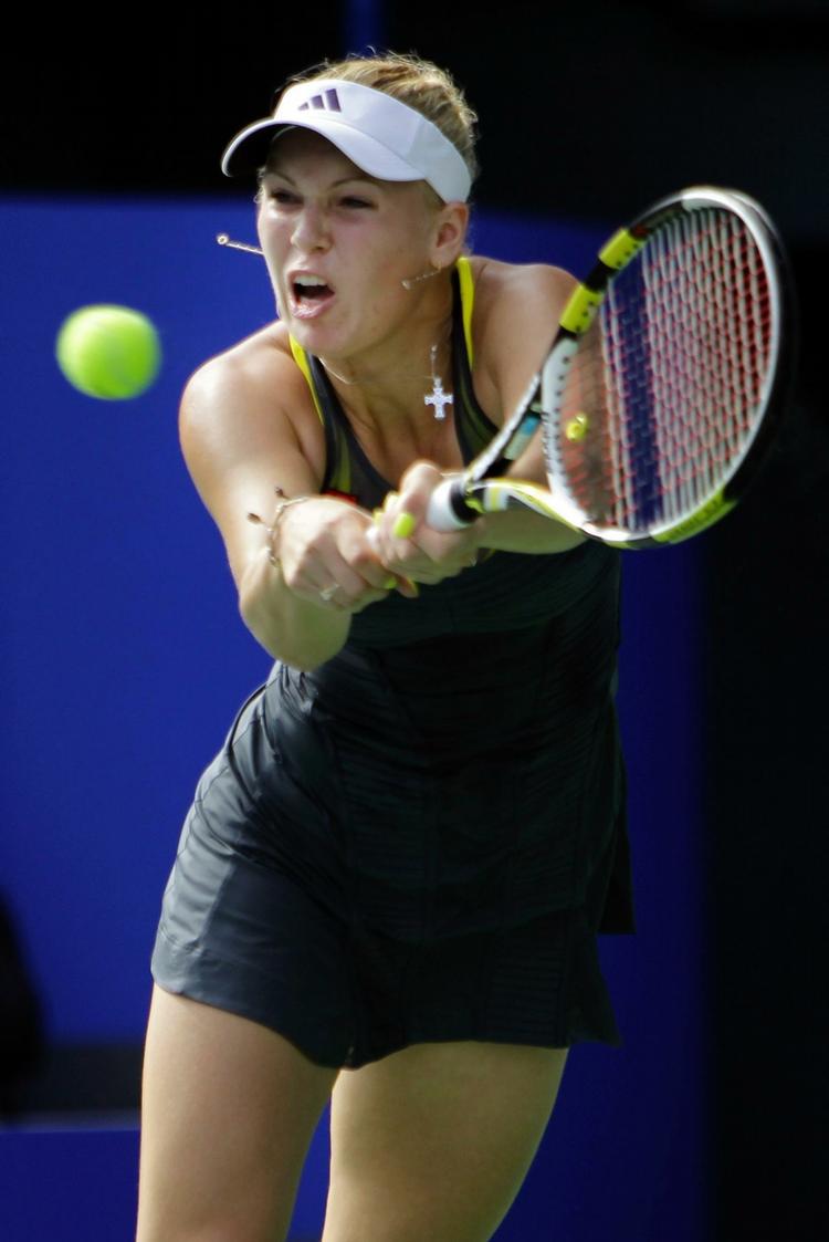 pres. Caroline Wozniacki var i tovene mod Azarenka, men hev sejren og finalepladsen i Toyko i land. 