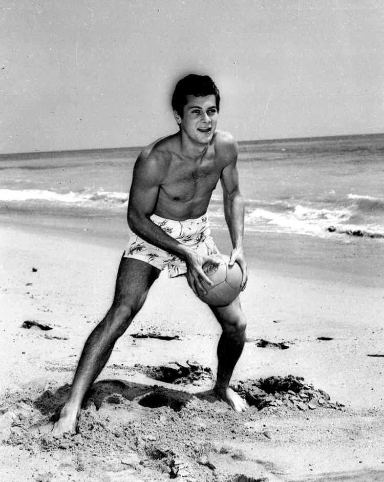 Beefcake. Tony Curtis var indbegrebet af, hvad den unge amerikanske mand skulle spejle i Eisenhowers velfriserede 50'ere. Foto: AP 