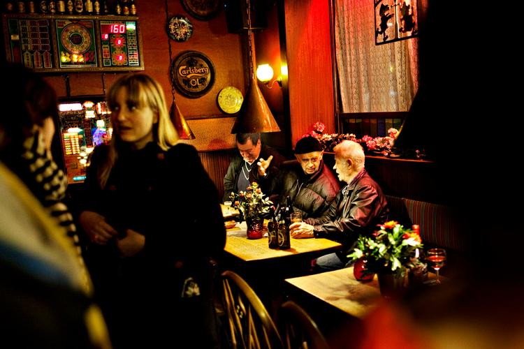 De gamle, brune værtshuse tjener som et helle i en by, der bliver stadig mere ren og velfriseret. Det mener forfatterne til 'Mens verden venter'. Foto fra bogen: Maria Fonfara 