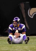 Exit. 40-årige Brett Favre fra Minnesota Vikings kan i princippet være ligeglad med reformplanerne. Han har tjent styrtende med penge i sine små 20 NFL-sæsoner, men de yngre spillere frygter, at en sæson med 18 kampe vil gøre deres karrierer kortere og indtjeningsmuligheder mindre. Arkivfoto. 