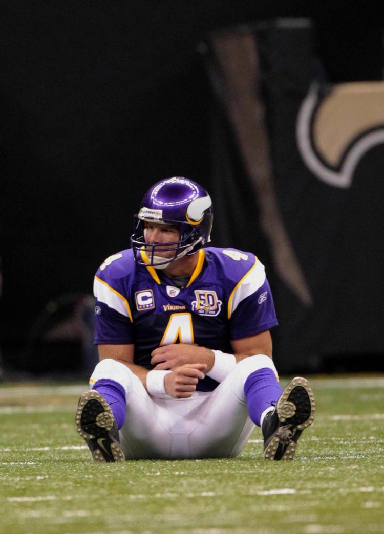 Exit. 40-årige Brett Favre fra Minnesota Vikings kan i princippet være ligeglad med reformplanerne. Han har tjent styrtende med penge i sine små 20 NFL-sæsoner, men de yngre spillere frygter, at en sæson med 18 kampe vil gøre deres karrierer kortere og indtjeningsmuligheder mindre. Arkivfoto. 
