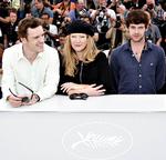 Instruktøren Andrea Arnold (midten) var på alles læber og linser i Cannes. Her i selskab med to af sine hovedroller i den roste 'Fish Tank': Michael Fassbender (th.) og Jason Maza (tv.). Foto: AP
