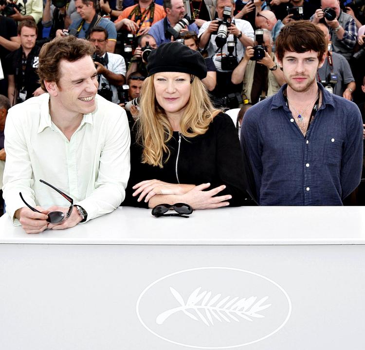 Instruktøren Andrea Arnold (midten) var på alles læber og linser i Cannes. Her i selskab med to af sine hovedroller i den roste 'Fish Tank': Michael Fassbender (th.) og Jason Maza (tv.). Foto: AP