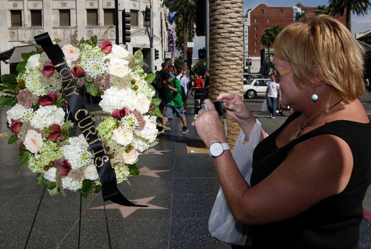 Legende. Tony Curtis' stjerne på Hollywood Walk of Fame er velbesøgt, dagen efter hans død. 