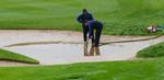regn. Officials i gang med at pumpe vand op af en bunker på Celtic Manor. 