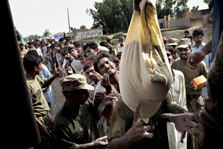 Nødhjælp. I forbindelse med de ødelæggende oversvømmelser i Pakistan har flere religiøse organisationer været i felten med nødhjælp. På verdensplan står religiøse organisationer for en større og større del af udviklingsbistanden. Arkivfoto. 