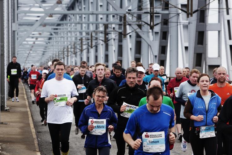 Udsolgt. Lillebælt Halvmarathon starter i Middelfart og ruten ligger blandt andet over den gamle lillebæltsbro. 