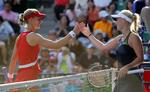 Slutspil. Caroline Wozniacki (th) vendte et truende nederlag til en flot sejr mod russiske Elene Dementjeva. 