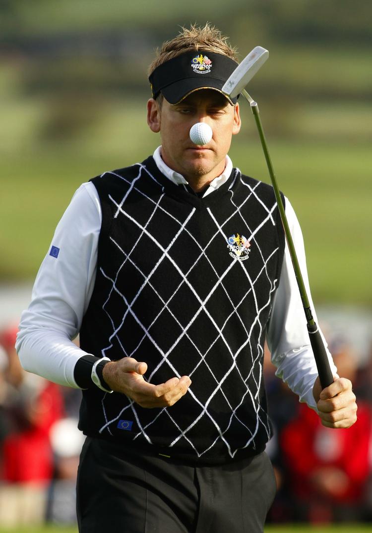 golf-næse. Europas Ian Poulter fanget, mens han kaster med bolden på 17. hul af andendagen i Ryder Cup. 