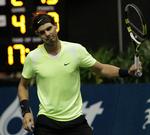nedtur. Rafael Nadal faldt overraskende mod en af sine mere anonyme landsmænd i semifinale i Thailand. 