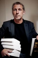 Storm. Alt åndede fred og ingen fare i dagene op til udgivelsen af Flemming Roses bog, da udenrigsministeren pludselig går ud og fremmaner spøgelset fra Muhammed- tegningerne. Og så fik forlagsredaktør Kim Hundevadt travlt. 