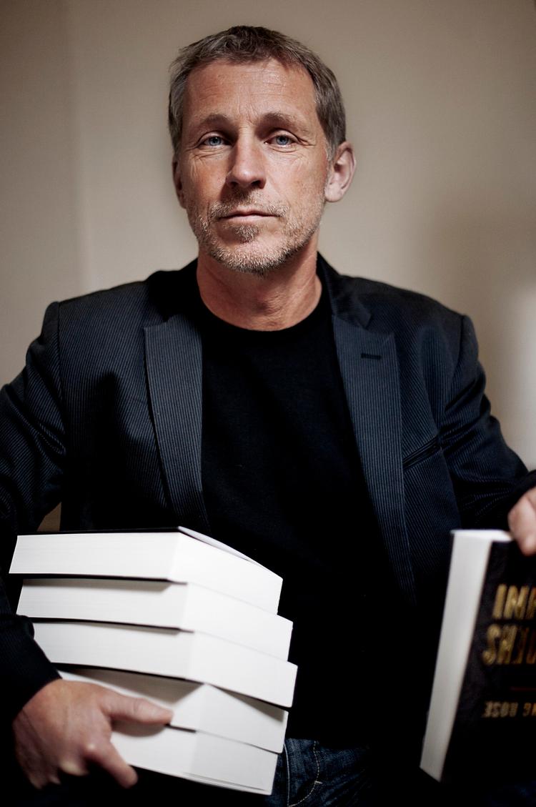 Storm. Alt åndede fred og ingen fare i dagene op til udgivelsen af Flemming Roses bog, da udenrigsministeren pludselig går ud og fremmaner spøgelset fra Muhammed- tegningerne. Og så fik forlagsredaktør Kim Hundevadt travlt. 