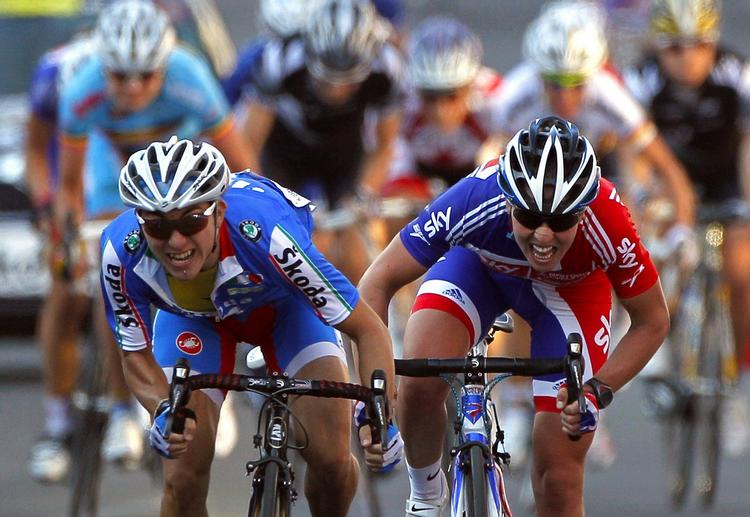 VM. Giorgia Bronzini (tv) vinder spurten foran Nicole Cooke og er dermed ny verdensmester i U23. 