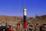 test. Redningsarbejdere tester en af de tre redningskapsler, der skal fragte de 33 indespærrede minearbejdere op af den kollapsede guld- og kobbermine Copiapo i Chile. 