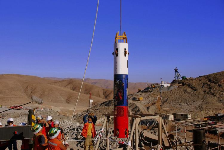 test. Redningsarbejdere tester en af de tre redningskapsler, der skal fragte de 33 indespærrede minearbejdere op af den kollapsede guld- og kobbermine Copiapo i Chile. 