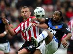 fight. Sunderlands anfører Lee Cattermole i hård kamp om bolden med en meget fokuseret Anderson fra Manchester United. 