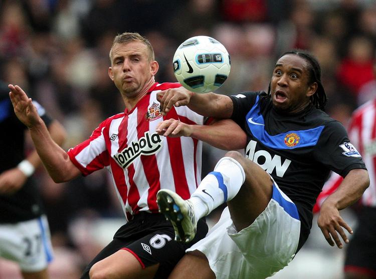 fight. Sunderlands anfører Lee Cattermole i hård kamp om bolden med en meget fokuseret Anderson fra Manchester United. 