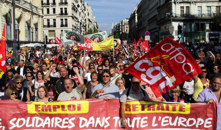 protest. »Arbejde, pension, solidaritet«. Sådan lød det på et af de mange bannere, der blev båret rundt i Paris i dag. Franskmændene er i oprør over regeringens pensionsreform. 