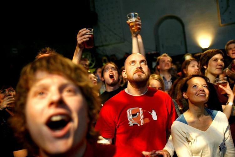 Valgaften hos SF efter folketingsvalget i 2007. Forskning tyder på,at valgdeltagelsen vil stige, hvis valgretsalderen sænkes. 
