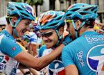 Thomas Voeckler fra Bouyges Telecom (midt) kunne næsten ikke tro, at hans dristige nummer var lykkedes, men holdkammeraterne fik ham dog overbevist. Foto: Peter De Jong/AP 
