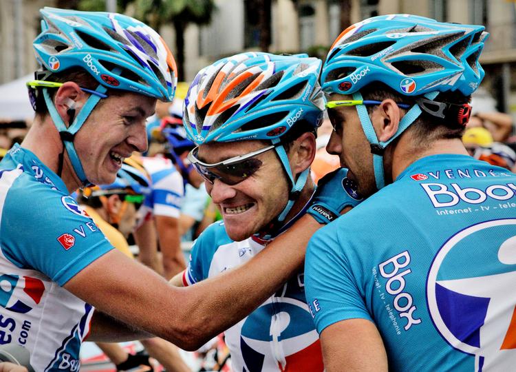 Thomas Voeckler fra Bouyges Telecom (midt) kunne næsten ikke tro, at hans dristige nummer var lykkedes, men holdkammeraterne fik ham dog overbevist. Foto: Peter De Jong/AP 