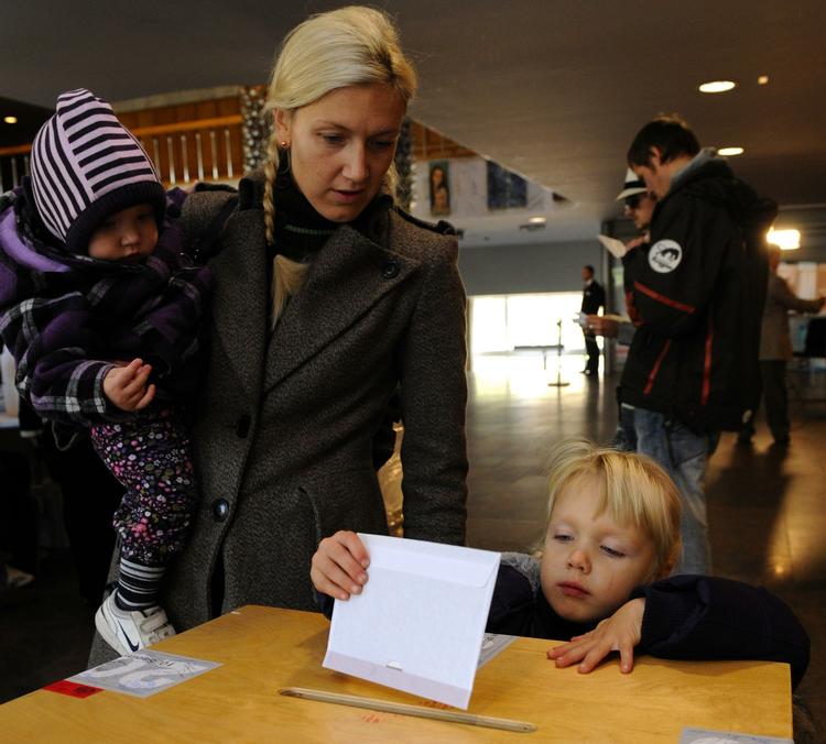 valg. En lettisk vælger stemmer i Riga ved valget i går, hvor den borgerlige regering for fornyet sit mandat. 