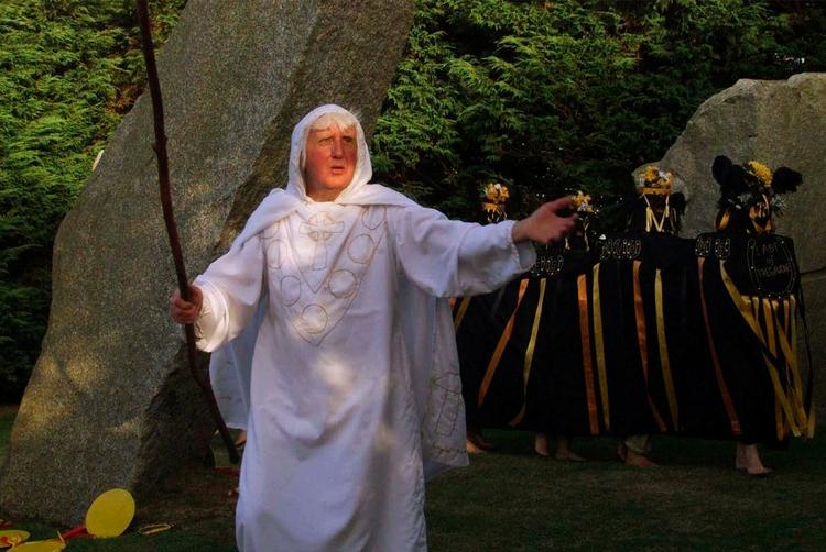 Religion. Den britiske ærkedruide Ed Prynn påkalder sig solen under en soldans i forbindelse med et ritual. 