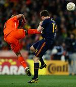 VM-finalen. De Jong planter sin støvle i brystet på Xabi Alonso. Fire måneder inden VM lavede De Jong også en vanvittig tackling i en landskamp mod USA. Også her slap han for udvisning. Arkivfoto. 