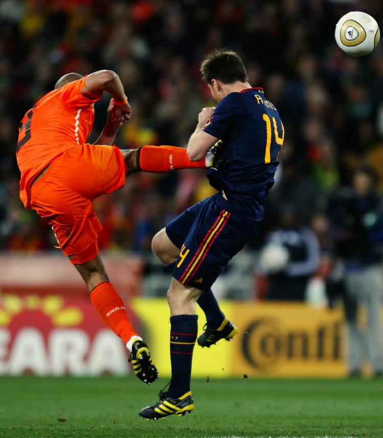 VM-finalen. De Jong planter sin støvle i brystet på Xabi Alonso. Fire måneder inden VM lavede De Jong også en vanvittig tackling i en landskamp mod USA. Også her slap han for udvisning. Arkivfoto. 