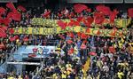 Protest. Tilskuerne på Faxe-tribunen havde før og under kampen flere hilsener til Mr. Brøndby, Per Bjerregaard. 