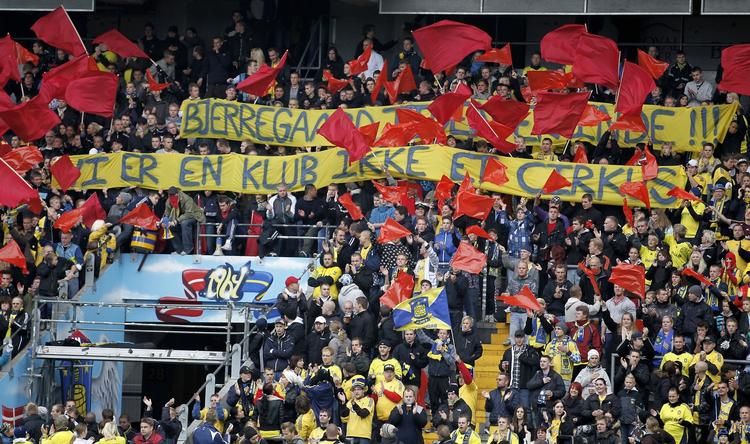 Protest. Tilskuerne på Faxe-tribunen havde før og under kampen flere hilsener til Mr. Brøndby, Per Bjerregaard. 