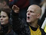 Sur. En af de mange Brøndby-fans, der var mødt op på stadion med en klar besked til klubbens ledelse. 