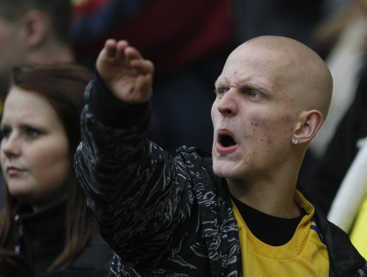 Sur. En af de mange Brøndby-fans, der var mødt op på stadion med en klar besked til klubbens ledelse. 