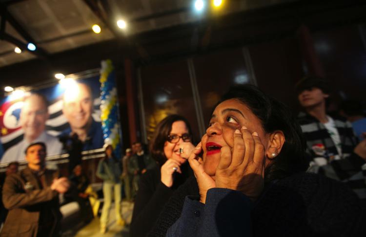 Aaargh. En tilhænger af den konservative kandidat, Jose Serra, ærgrer sig over valgresultatet. Han fik kun 33 procent af stemmerne, men får en ny chance i næste valgrunde. 