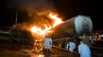 TALEBANANGREB. Brandmænd forsøger at slukke ilden i de tankvogne, der skulle levere brændstof til Nato i Afghanistan. 