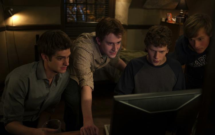 Andrew Garfield, Joseph Mazzello, Jesse Eisenberg og Patrick Maple i aktion i den nye Facebook-film, som er åbnet i fin stil i staterne. 
