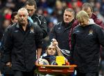ilt. Newcastle Uniteds Hatem Ben Arfa måtte have iltmaske på, da han blev båret fra banen efter hollandske Nigel de Jongs vanvittige tackling. 