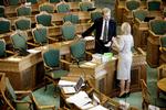 Typisk. »Det er desværre kendetegnende, når Lene Espersen begår fejl, at det tager lang tid, inden hun beklager dem«, siger Kristian Thulesen Dahl, som her er fotograferet med den konservative leder ved en tidligere lejlighed. 