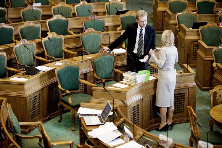Typisk. »Det er desværre kendetegnende, når Lene Espersen begår fejl, at det tager lang tid, inden hun beklager dem«, siger Kristian Thulesen Dahl, som her er fotograferet med den konservative leder ved en tidligere lejlighed. 