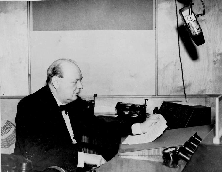 Historisk. Krigspremierministeren Winston Churchill stod bag flere mindeværdige taler - ikke mindst den, han holdt, efter at briterne havde besejret tyskerne i Slaget om England i 1940. »Ikke tidligere i menneskehedens konfliktfyldte historie har så mange haft så få at takke for så meget«, sagde Churchill. Arkivfoto. 