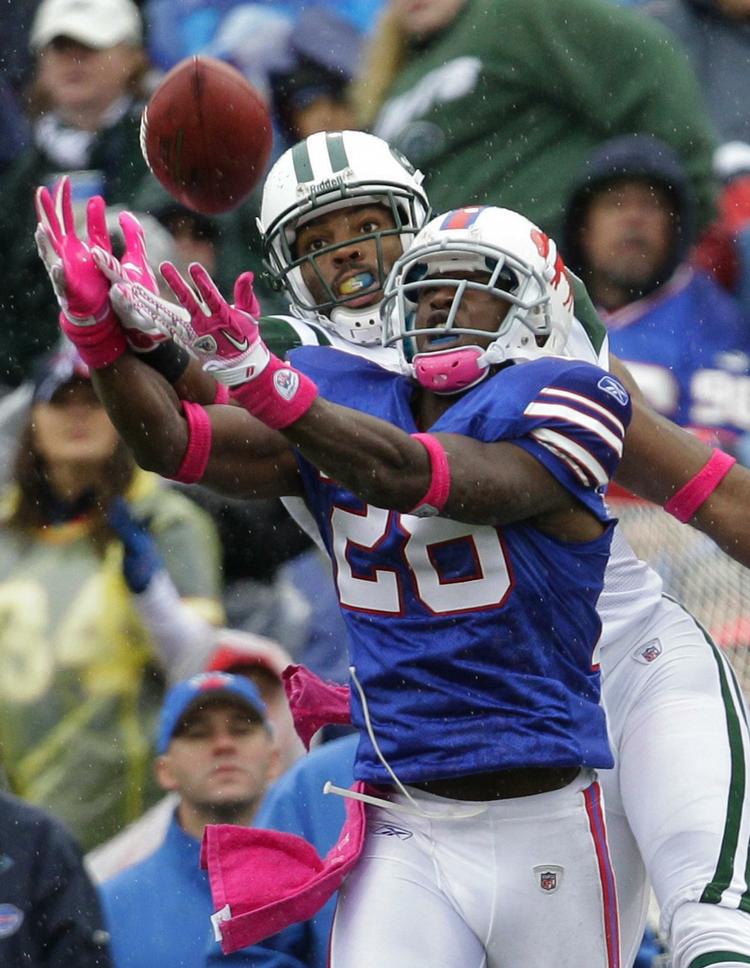 snydt. Buffalo Bills' Leodis McKelvin (28) kommer i vejen for en aflevering til New York Jets' Braylon Edwards (17). 