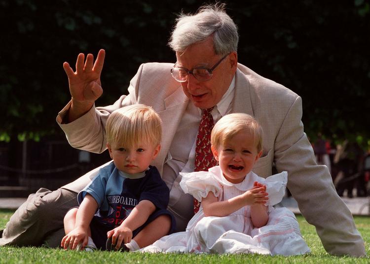 NOBELPRISVINDER. Professor Robert Edwards fotograferet med to  'reagensglasbørn' , der er resultatet af hans forskning i behandling af barnløshed. Arkivfoto. 