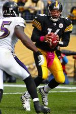 topkamp. Pittsburgh Steelers quarterback Charlie Batch bliver presset i kampen mod Baltimore Ravens, som nu fører divisionen. 