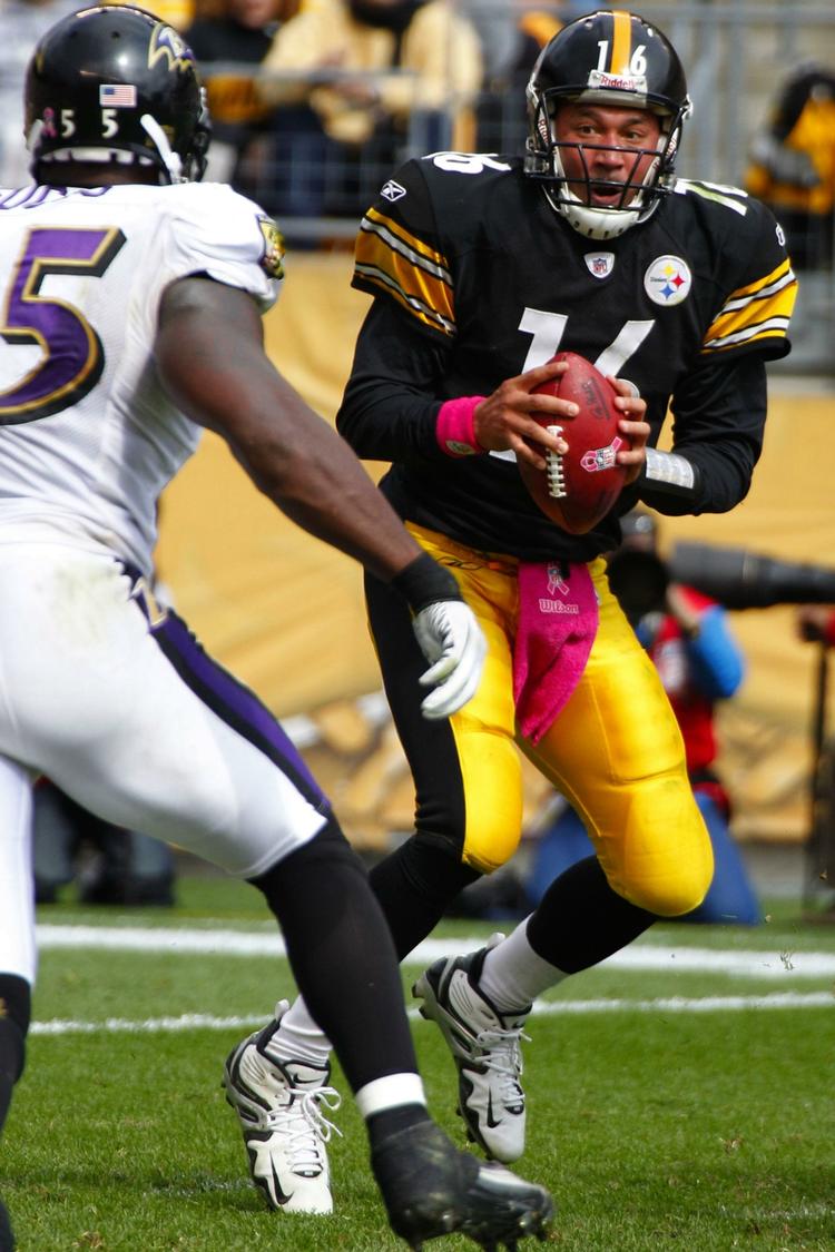 topkamp. Pittsburgh Steelers quarterback Charlie Batch bliver presset i kampen mod Baltimore Ravens, som nu fører divisionen. 