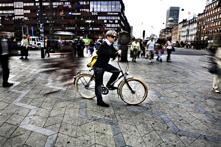 Mikael Colville-Andersen fra København blogger om cykler og cyklisme i hovedstaden på Copenhagenize. Her er han fotograferet på Rådhuspladsen, som i dag nærmest er en kampzone for fodgængere og tohjulede trafikanter. Men nu er der planer om en dobbeltrettet cykelsti tværs over landets centrale plads. 