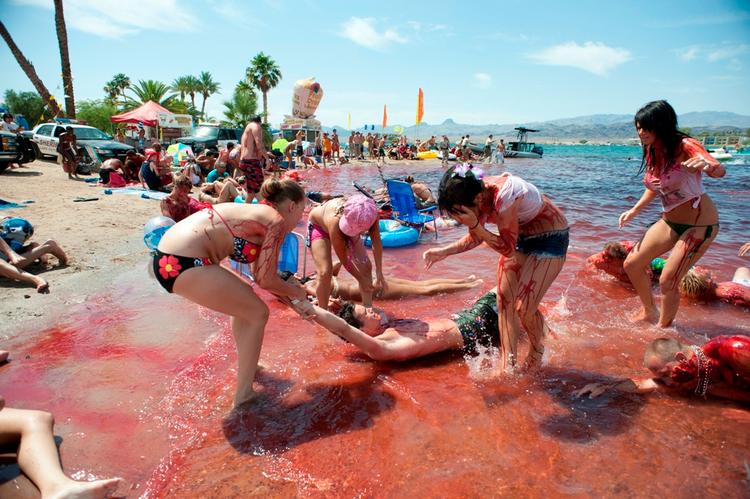 En stor flok monsterlignende piratfisk går amok i Lake Victoria i filmen 'Piranha 3D'. 