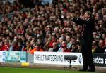 modgang. Liverpools manager Roy Hodgson forsøger at dirigere spillere frem mod sejr under kampen mod Blackpool. Nu vender tilhængerne sig mod den nye træner. 
