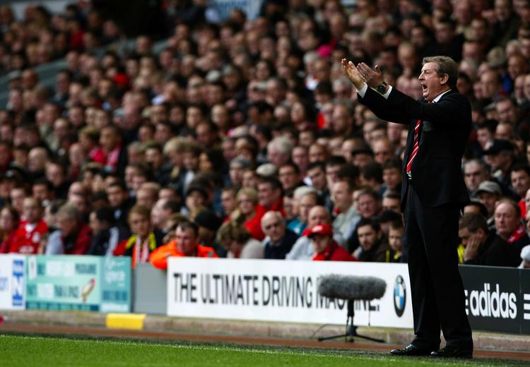 modgang. Liverpools manager Roy Hodgson forsøger at dirigere spillere frem mod sejr under kampen mod Blackpool. Nu vender tilhængerne sig mod den nye træner. 